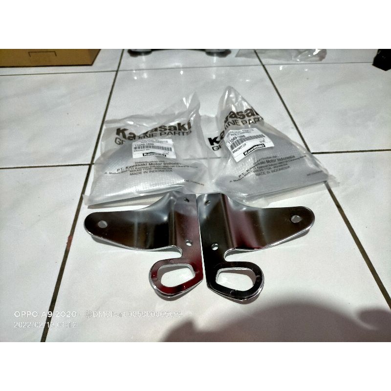 KUPING LAMPU BULAT NINJA SS R SEPASANG KIRI KANAN ORIGINAL KAWASAKI BREKET KUPINGAN LAMPU NINJA VICT