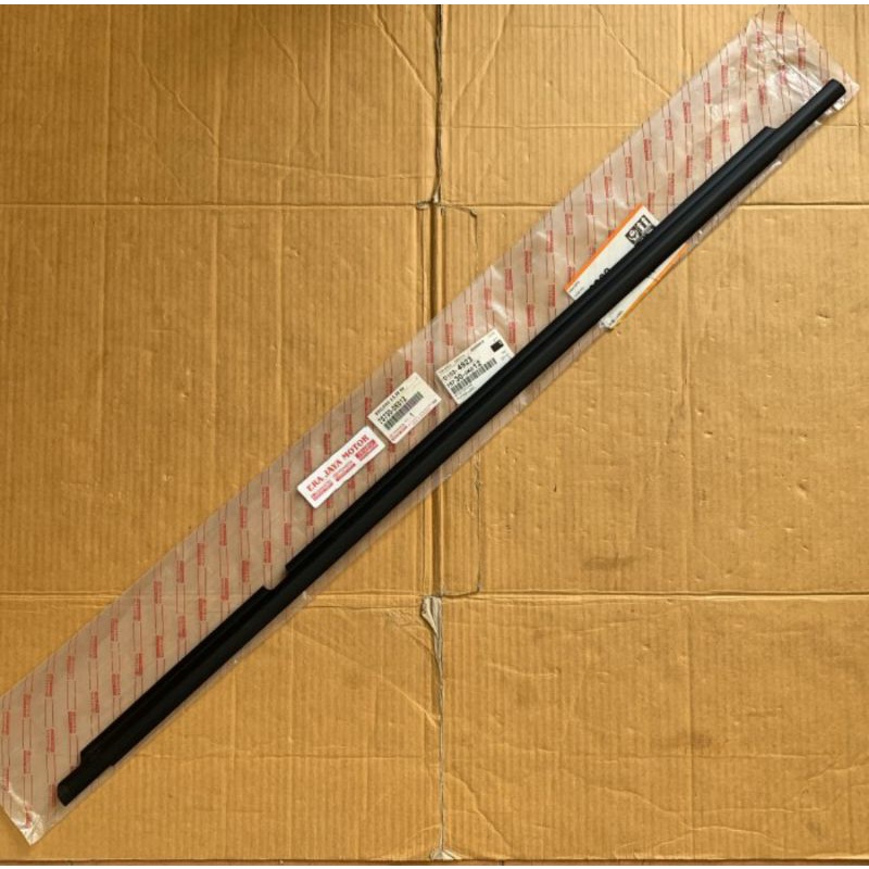 Pelipit Kaca Pintu Tengah Kanan Luar Kijang Innova Inova Lama 2004 2005 2006 2007 2008 2009 2010 201