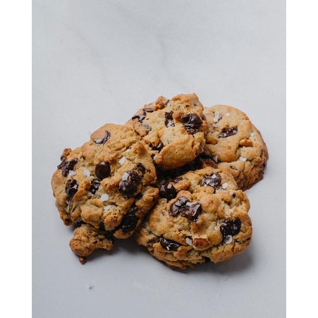 

New York Style Choco Chips Walnut Cookie Kue Kering Koka Choco Chip - Half Dozen Giant Soft Cookies