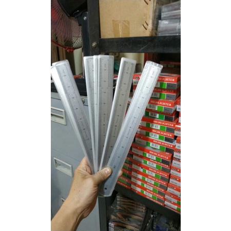 

penggaris besi 30 cm tipis...