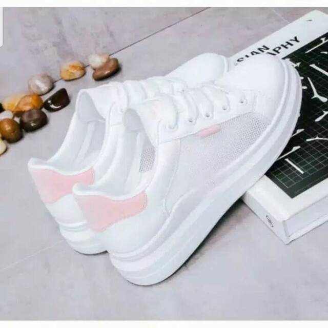 SEPATU SNEAKERS WANITA CR10