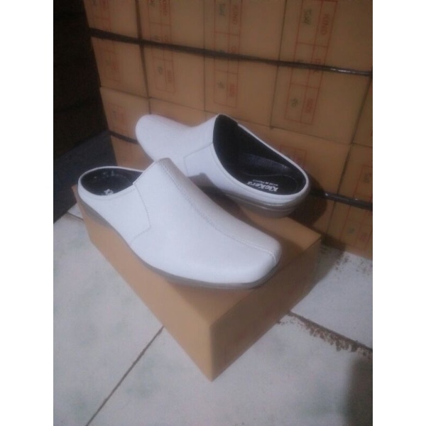 sepatu slop putih bustong pria putih/sepatu pria putih terbaru