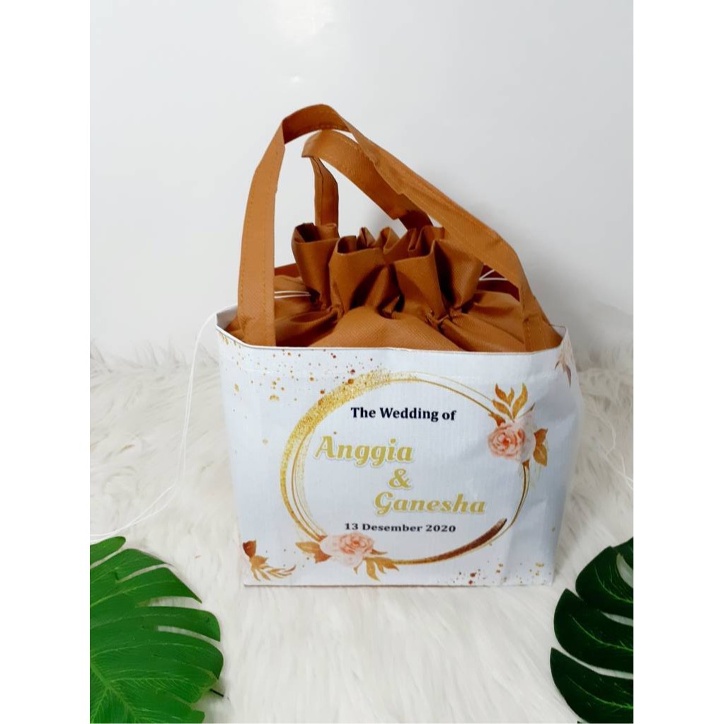 

Tas Goodie Bag Souvenir wedding Unik Custom Nama Desain Minimalis Uk Box Nasi 20x20