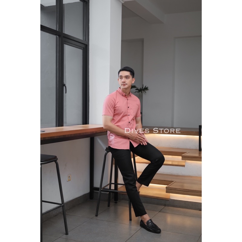 Kemeja pria polos slimfit kasual basic HeM lengan pendek pink salam