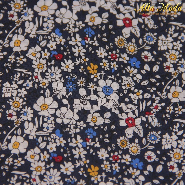 

Alta Moda Katun Navy Motif Floral Putih (1M)