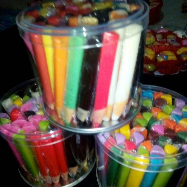 

Cokelat pensil terbuat dsri coklat compound premium
