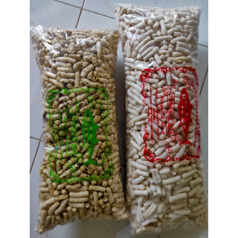 

krupuk tongkol ori, cabe rawit, dan cabe hijau