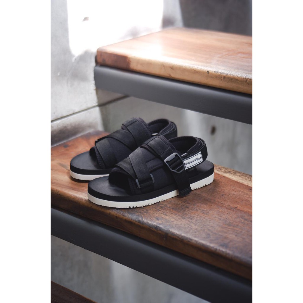 SANDAL KASUAL PRIA WANITA VOLKERFOOTWEAR ARTIKEL MOCK UP BLACKWHITE SOLECUTE