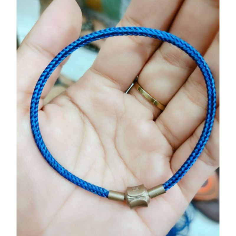 Gelang kawat kancing