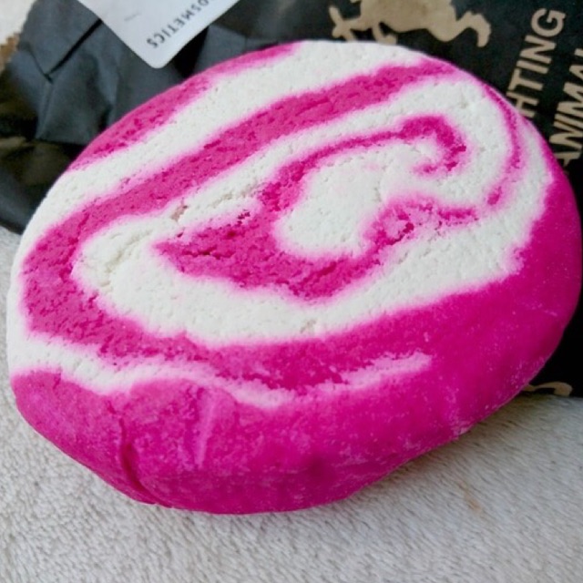 

LUSH The Comforter Bubble Bar (WAJIB BOX KARTON & EXTRA BUBBLE WRAP)