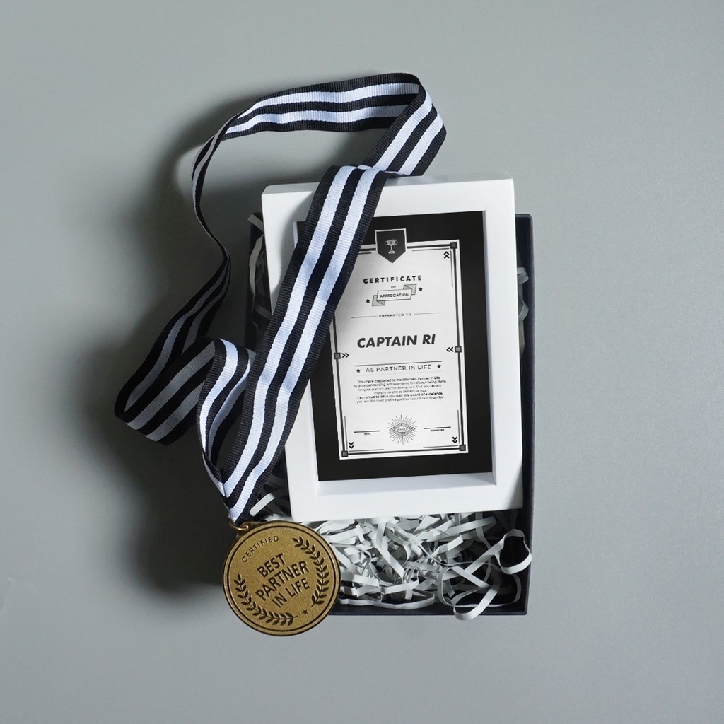 

Goodiebox Paket Medium Box Medali Best Partner in Life dan Sertifikat dengan Frame Putih Kado