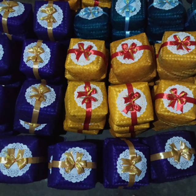 

Besek Warna Warni 18 cm Pita
