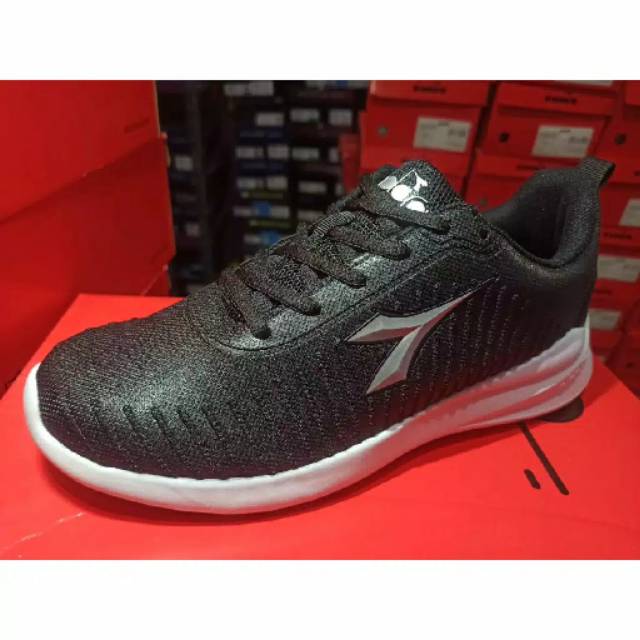 Sepatu Running Pria Diadora Simon DIARUW90801B Hitam ORIGINAL