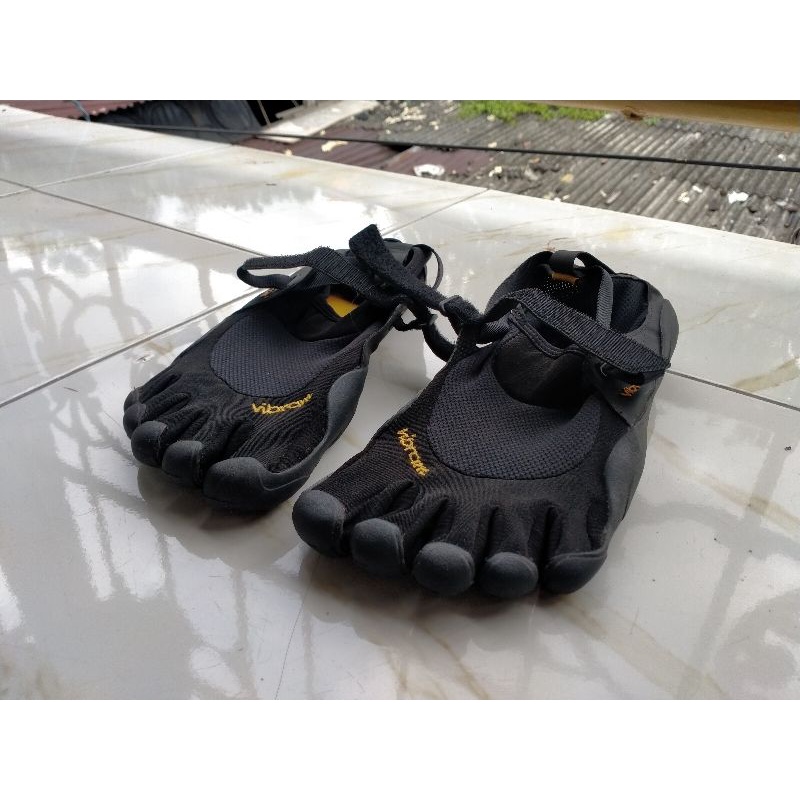 Sepatu Vibram Fivefingers size 43