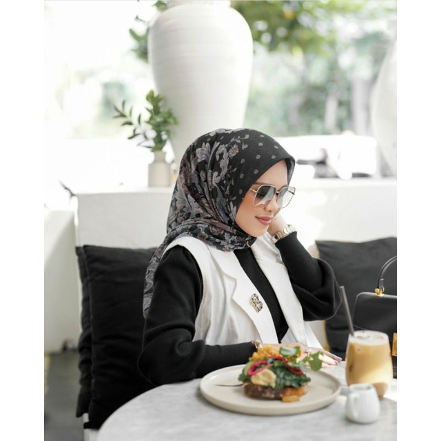 Buttonscarves Royale Black