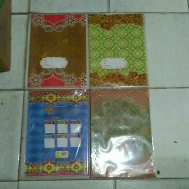 

Sampul Buku Tulis Anak Sekolah Nama Corak Batik Ukuran Boxy isi 20 lembar.