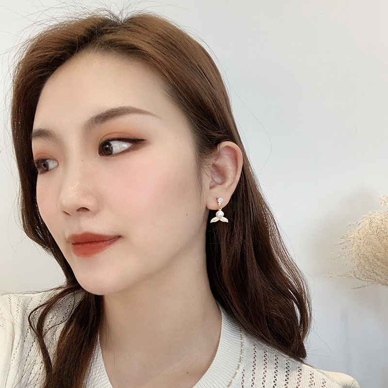 Anting Desain Ekor Lumba-Lumba Aksen Mutiara Bahan 925 Gaya Korea Untuk Wanita