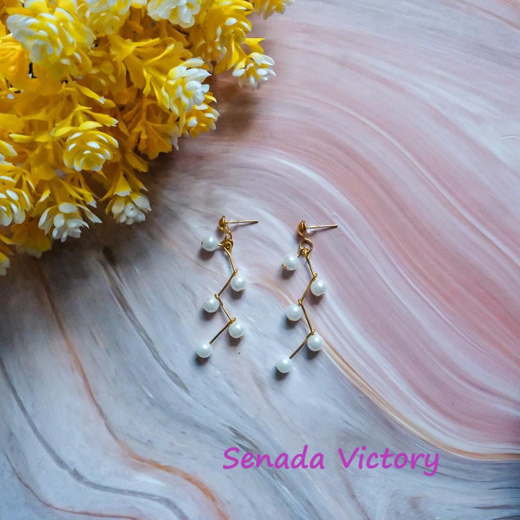 Senada Victory Anting Gantung Mutiara Susun Korea Aksesoris Wanita SV000016