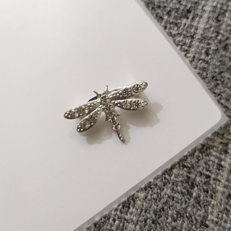 Brooch / bros cantik / bros jilbab / bros murah / bros murmer / bros love / bros geometri / Bros Mewah Bros Elegan Bros Hijab Bros Kebaya Bros Dada bros Tuspin Bros Pin Btrooch Korean Style Brooch AKsesories Jilbab Accessories BRS-B02 Bros Daily BZO-Mnck capung silver