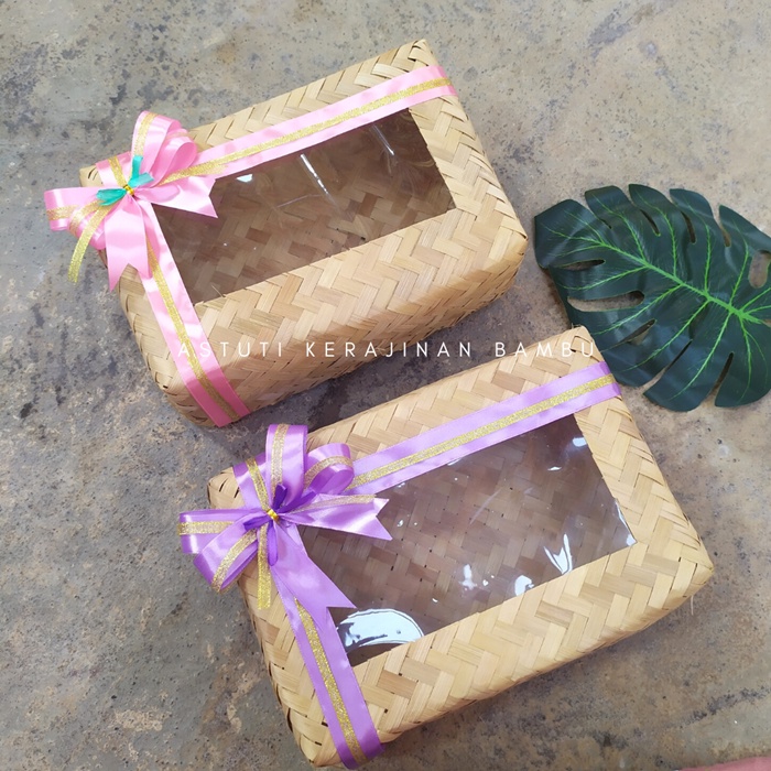 

Sepasang Besek 20 x 30 Natural Hias Mika Pita/Besek Jumbo Jogja/Besek Unik Jogja/Besek Kain Jogja/Besek Besar/Hampers Bambu