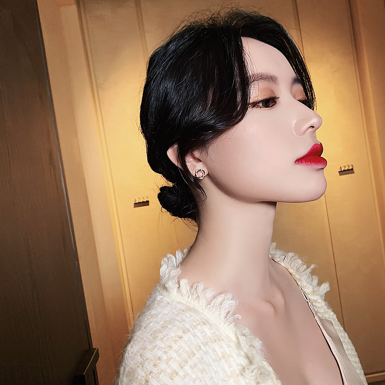 Anting Tusuk Gaya Korea Desain Bunga Hias Berlian Imitasi Untuk Wanita