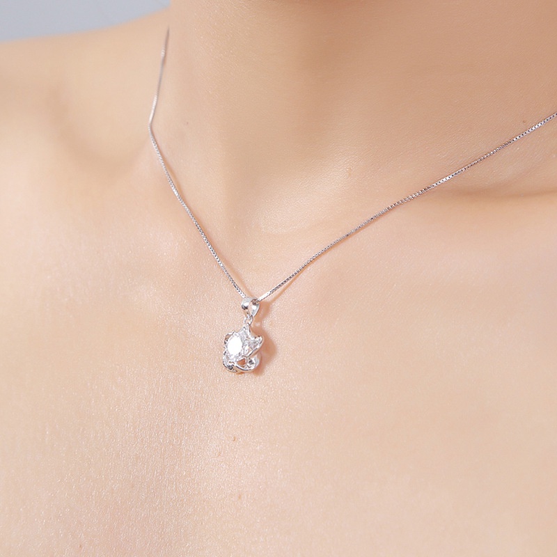 Diamond-Embedded Plum Pendant Fashion Blooming Plum Necklace Exquisite Five-Claw Petal Clavicle Chain