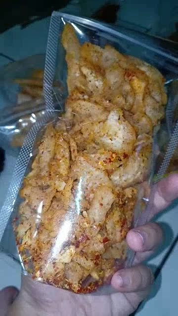 Wisatawan mencicipi batagor pedas di Kecamatan Pare