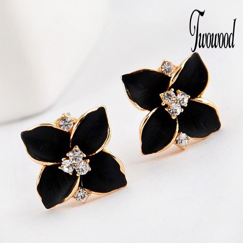 Anting Stud Enamel Bentuk Clover Aksen Berlian Imitasi Untuk Wanita