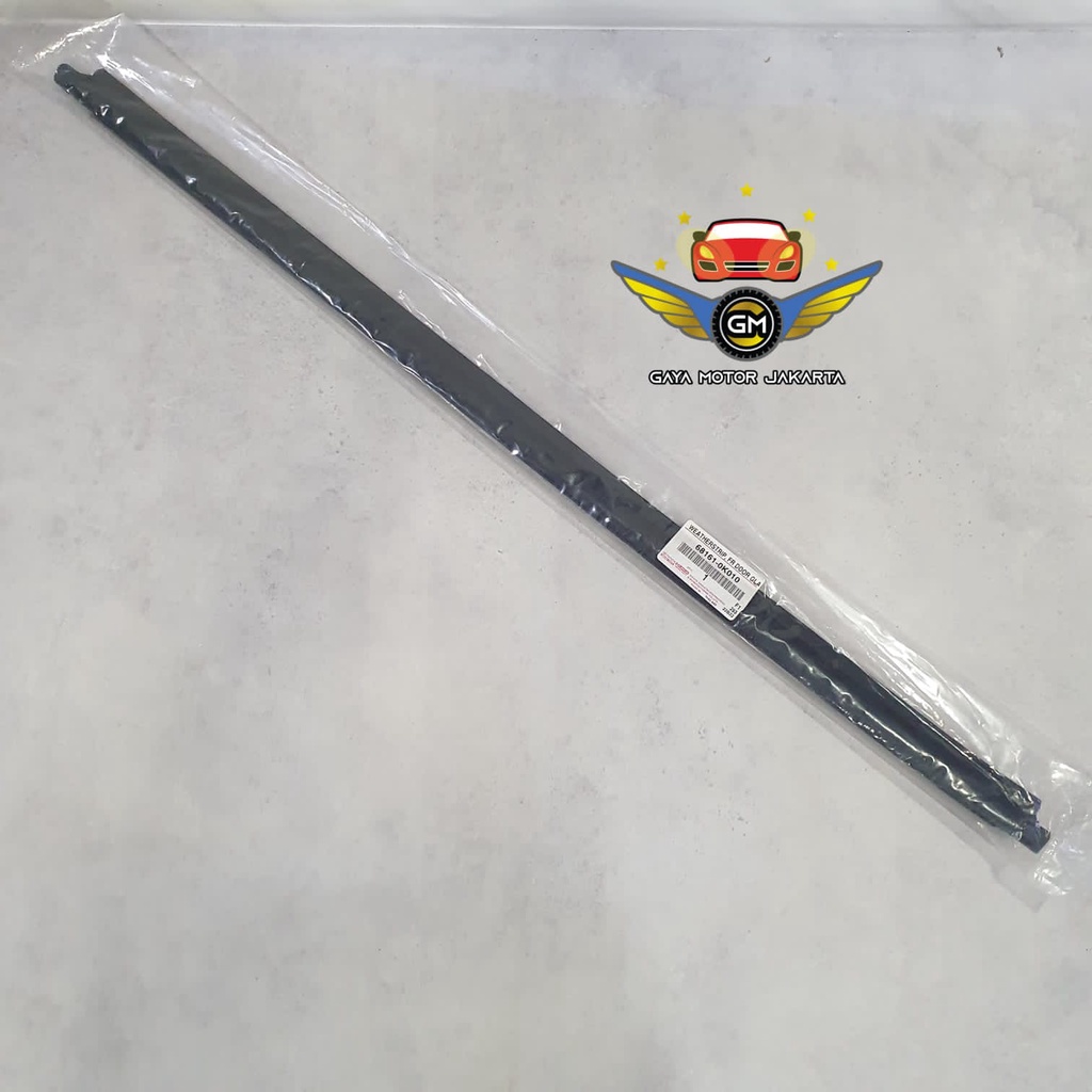 Pelipit Pintu Karet Kaca Luar Depan Kanan Fortuner Lama-Hilux Double Cabin 68161-0K010 RH