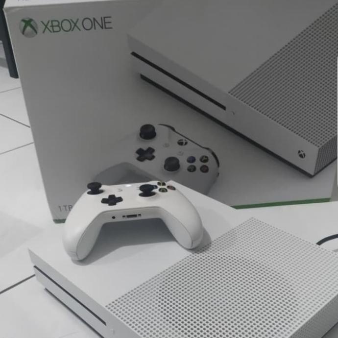 Xbox One S 1tb/terabyte + 1 controller second, like new