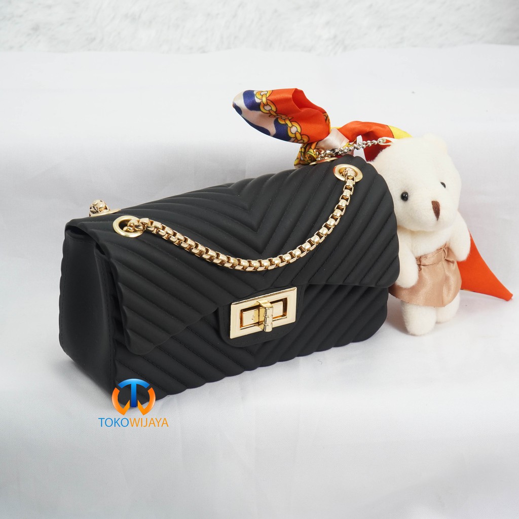 Tas Jelly Matte Salur Size 18 Cm Rantai Gold (Gratis Boneka &amp; Syal)