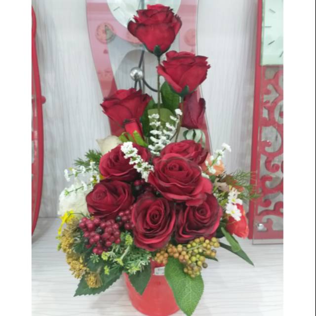 Jual Bunga Rangkai Jadi Rangkaian Bunga Mawar Bunga Mawar Vas Bunga Rangkaian Mawar Merah Shopee Indonesia