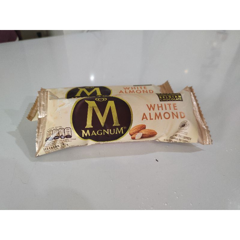 Ice Cream Wall's Magnum White Almond Es Krim