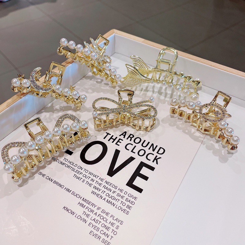 Jepit Rambut Bentuk Hiu Aksen Mutiara Dan Berlian Imitasi Bahan Alloy Gaya Korea Untuk Wanita