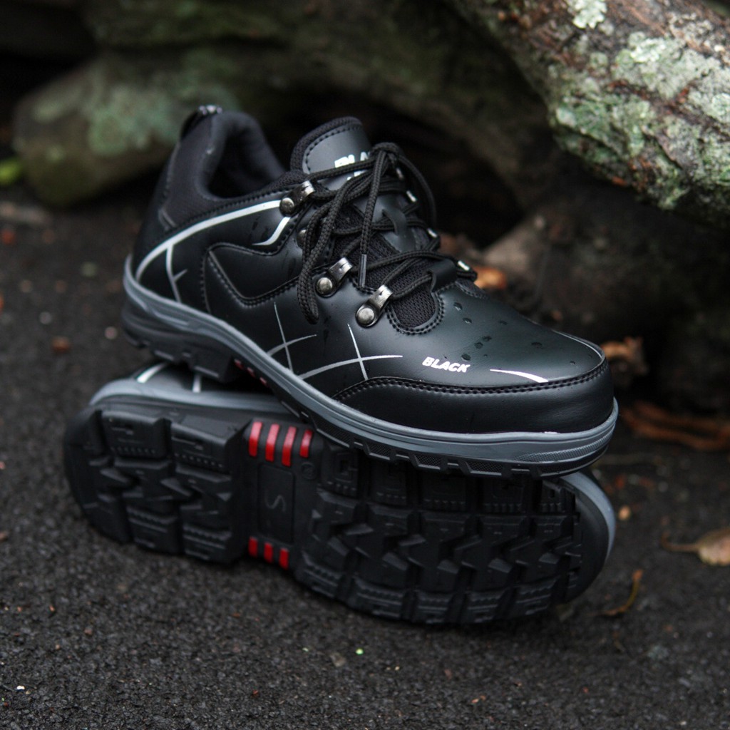 Black Force Titan Hitam Sepatu Hiking Anti Selip Sepatu Gunung Adventure Touring Outdoor Shoes Pria
