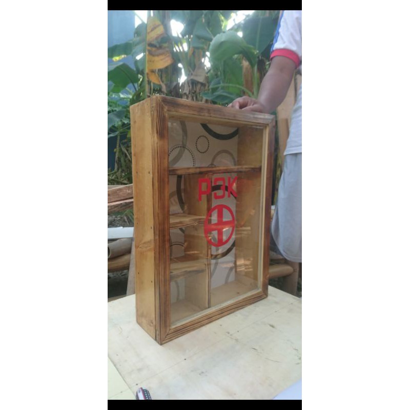 Kotak obat P3K kayu