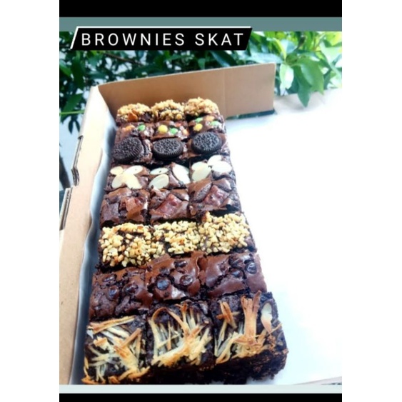 

BROWNIES SKAT coklat banyak toppingnya