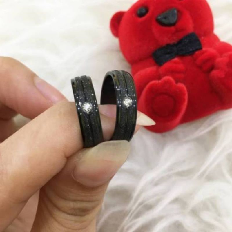 4s Grosir Solo || Cincin Titanium Pasir Hitam dengan Garis Tengah dan Permata Satu cocok Utk Pria &amp; Wanita || Cincin Couple || Cincin Titanium Motif Pasir Hitam dengan Garis tengah dan Permata satu Anti Karat &amp; Luntur (dijamin Awet)