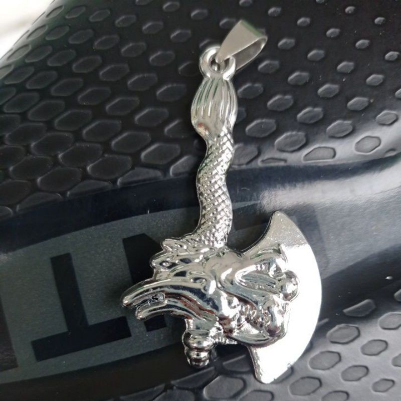 liontin kapak naga