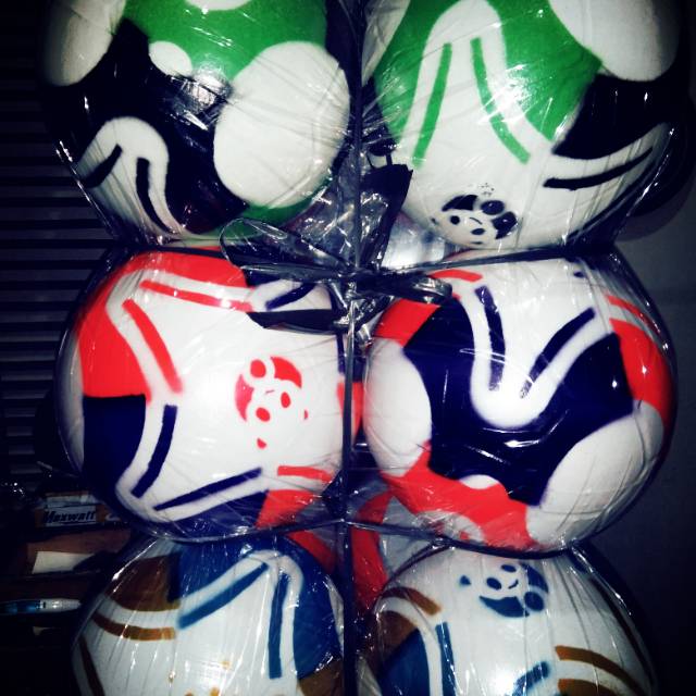 Bola plastik panda / bola sepak panda no.1. Harga per kantong.  1kantong isi 6buah