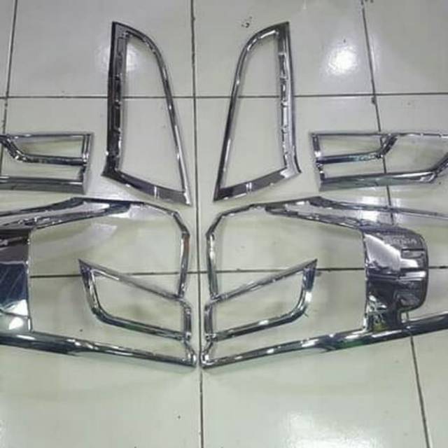 Garnish lampu belakang new ertiga 2018