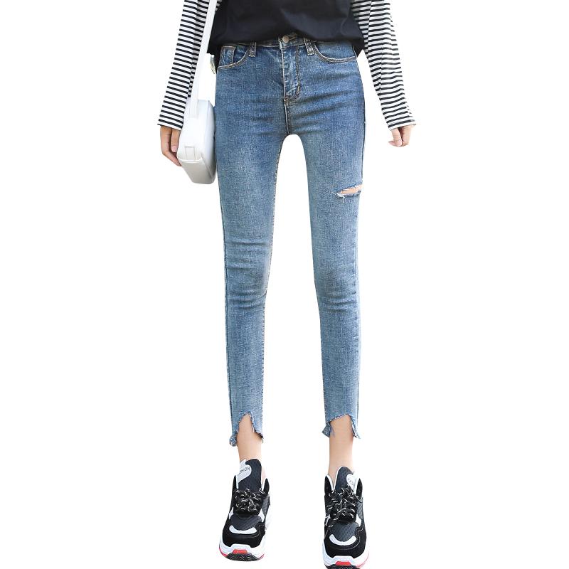  Celana  Jeans  Wanita  Model  High Waist dan Ripped  dengan 