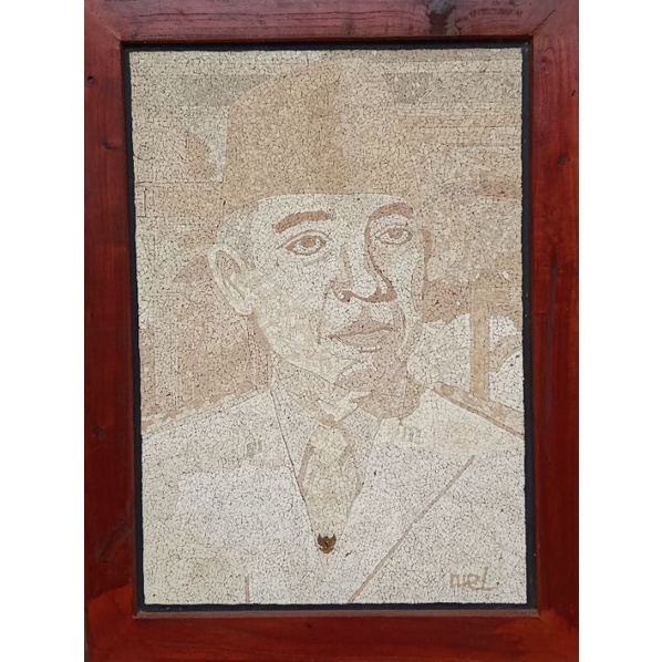 Dekorasi dinding Soekarno mozaik cangkang telur 80cm