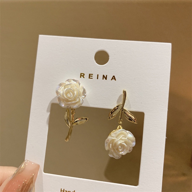 Anting Tusuk Asimetris Model Bunga Mawar Putih Elegan Ala Korea Untuk Wanita