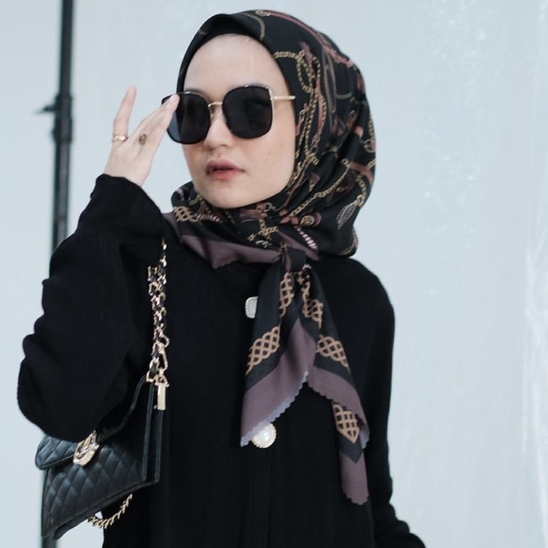 Preloved Everyday Scarf Chain Black Vanilla Hijab