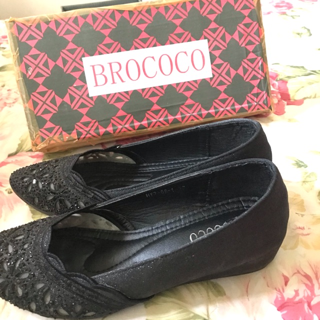 Preloved SEPATU WEDGES HITAM BROCOCO