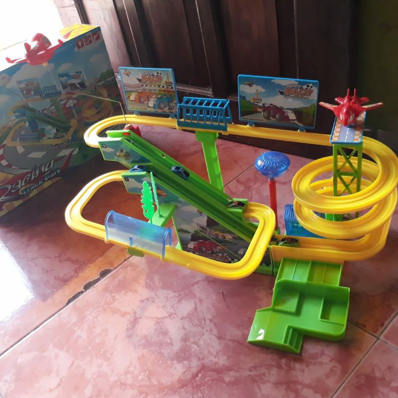 Mainan mobil roller coaster
