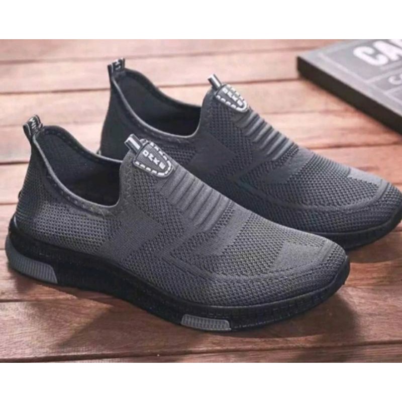 Sepatu Pria Slip-on Sneakers Pria Simple Tanpa Tali