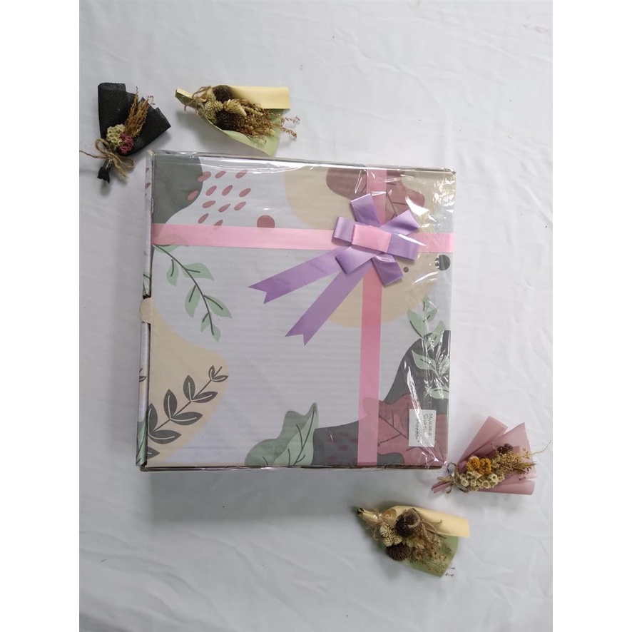 

Hampers box I kotak dan kertas kado berserta pita cantik
