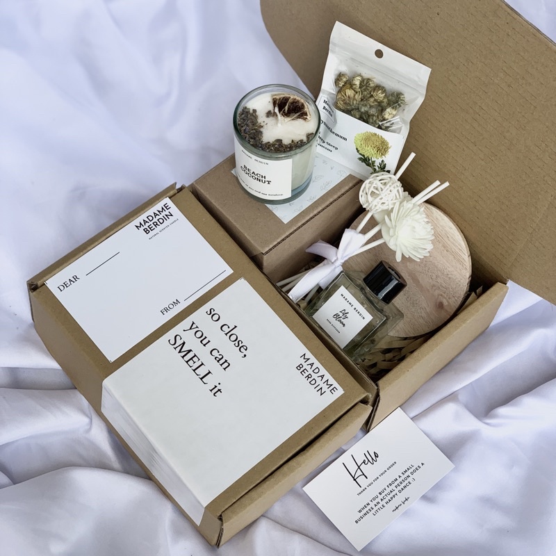 HAMPERS Scented Candle Reed Diffuser | Wedding Gift | Graduation gift | Birthday Gift | Kado Sahabat Kado Ibu Hampers Tunangan | Wedding Hampers | Kado pernikahan | Hampers Bridesmaid | Hampers Lilin Aromaterapi | Hampers Ulangtahun | Kado Wisuda Sempro